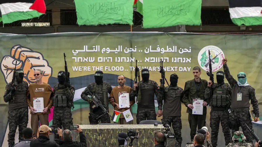 Ilustrasi. Hamas sedang menunjukkan beberapa tahanan perang Israel. (X@narasi)